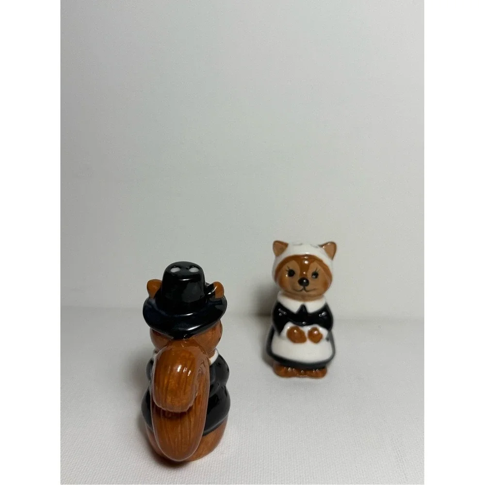 Cracker Barrel Pilgrim Squirrel Couple Mini Salt & Pepper Shakers Ceramic NWT